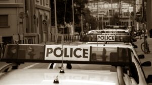Arrestation de nuit pour alcool au volant illustrant le droit d'un conducteur de consulter l'avocat de son choix avant de passer l'alcootest.