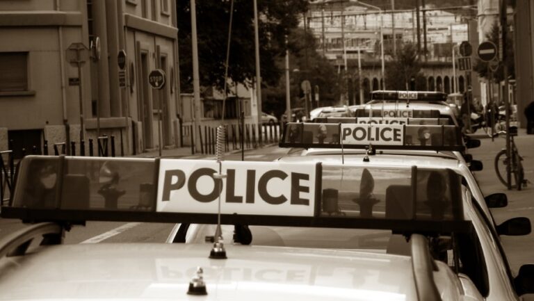 Arrestation de nuit pour alcool au volant illustrant le droit d'un conducteur de consulter l'avocat de son choix avant de passer l'alcootest.