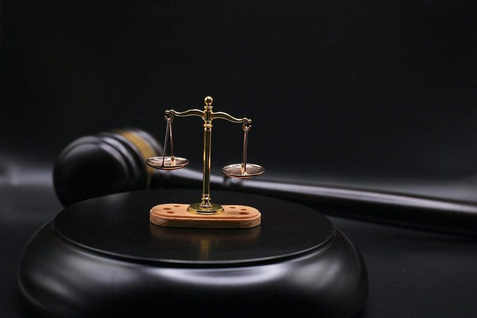 Conducteur intercepté au Québec pour alcool au volant, illustrant un acquittement causé par des erreurs policières, l'incompréhension du droit à l'avocat et un délai d'alcootest.